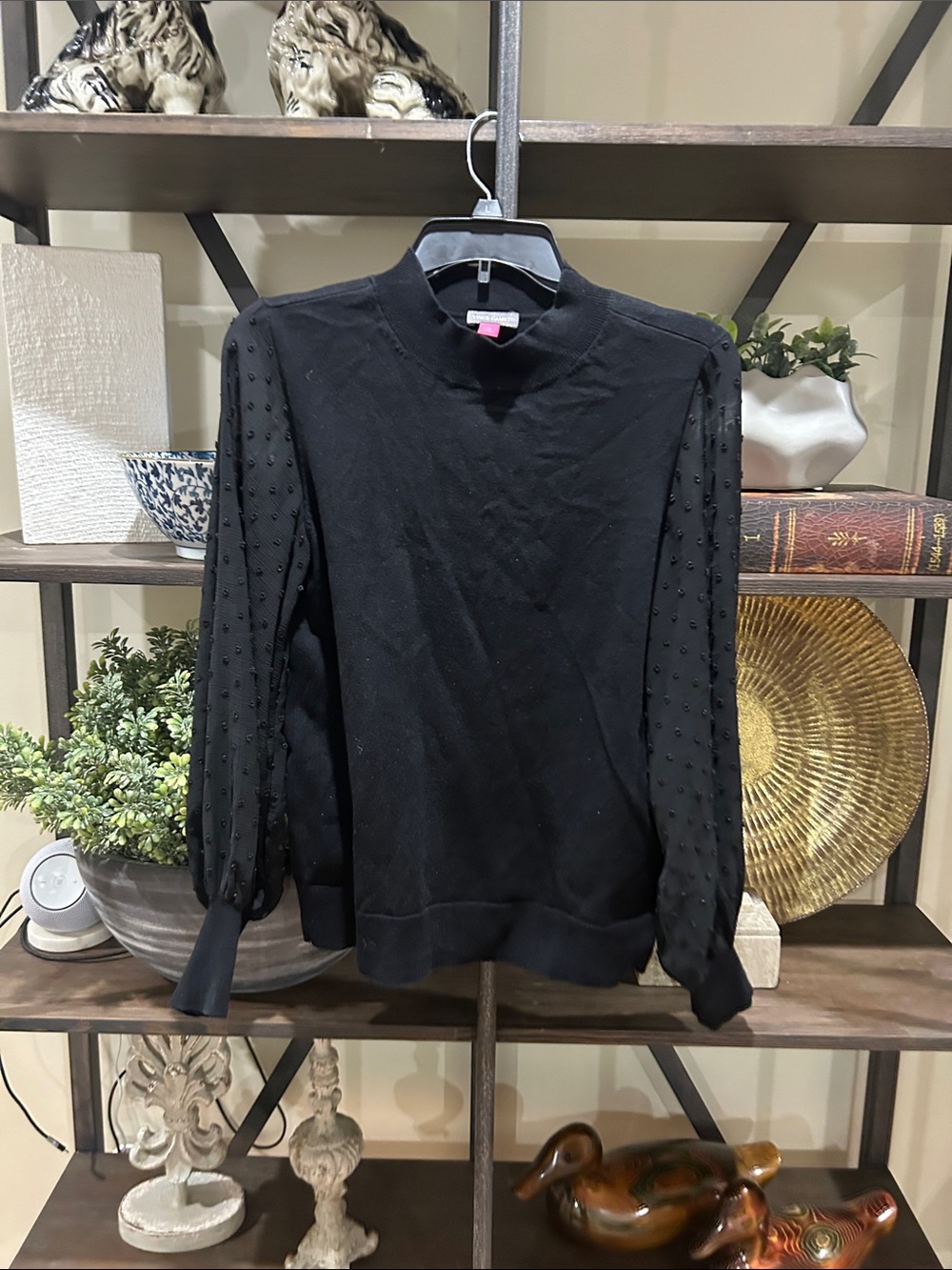 Vince Camuto med Black Knit Sweater with Textured Dot Sleeves